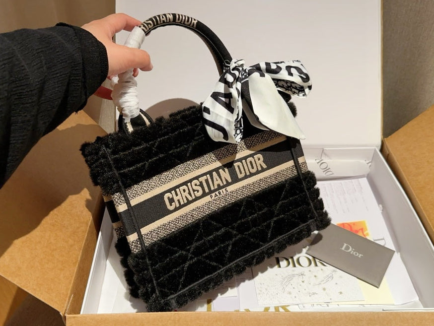 Dior Book Tote em Shearling